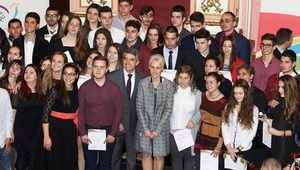 Президентът се снима с тазгодишните носители на награда на Херцога на Единбург