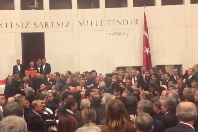 Boy v turskiya parlament zaradi promeni v konstitutsiyata na stranata