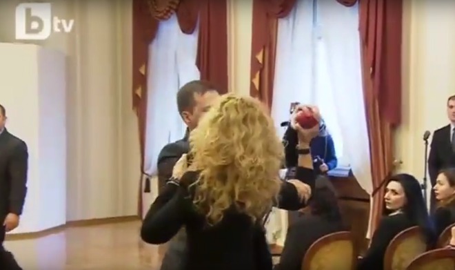 Беновска се опитва да замери президента с ябълка