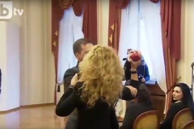 Benovska se opitva da zameri prezidenta s yabalka