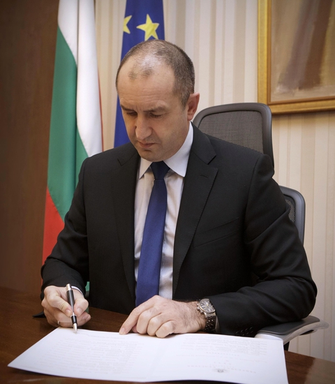 Президентът Радев подписва първите си укази