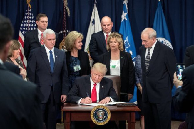 Donald tramp podpisva izpalnitelna zapoved