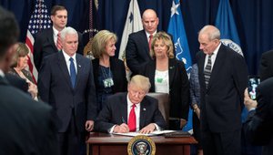 Доналд Тръмп подписва изпълнителна заповед