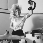 Лейди Гага зад барабаните