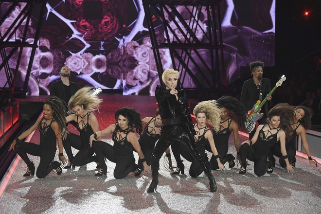 Лейди Гага пее за "Викторияс сикрет"