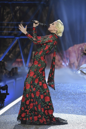 Лейди Гага пее на модния подиум