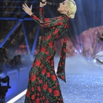 Лейди Гага пее на модния подиум