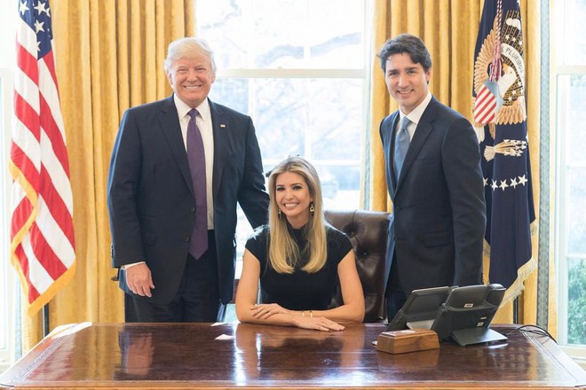 Ivanka tramp sedna na stola na bashta si