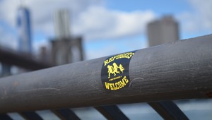 Стикер в подкрепа на бежанците