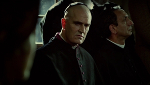 Рупърт Еверет като свещеник в "Алтамира" (2016)