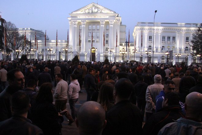 Stotitsi na protest v makedoniya sreshtu albanskiya ezik kato ofitsialen