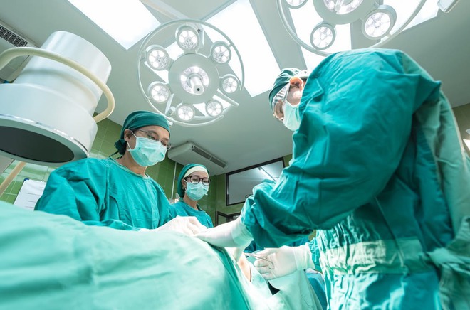 Защо хирурзите носят синьо-зелено?