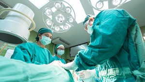 Защо хирурзите носят синьо-зелено?