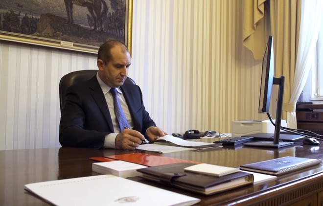 Президентът Радев подписва документи
