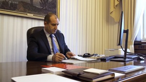 Президентът Радев подписва документи