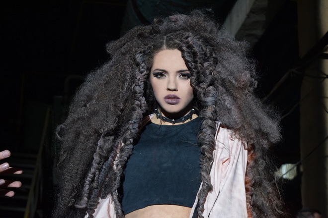 Dara v klipa si rodena takava