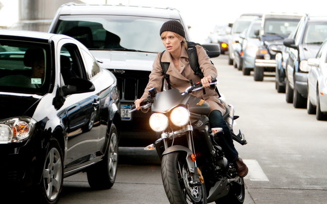 Анджелина Джоли на мотор в "Солт" (2010)