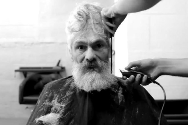 Frizyorski salon v ispaniya preobrazyava bezdomnik