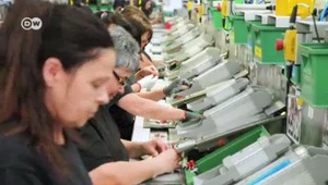 Работници в завод