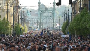 Хиляди граждани се събраха пред сградата на парламента в Будапеща