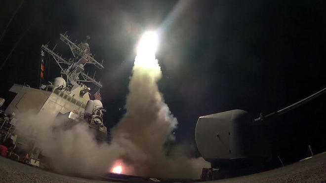 Военен кораб на САЩ извършва бомбардировка