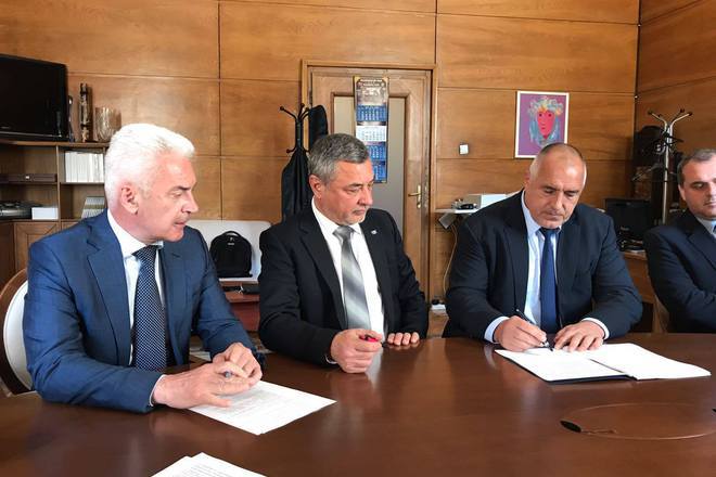 Boyko borisov podpisva upravlenskata programa za koalitsyata mezhdu gerb i op