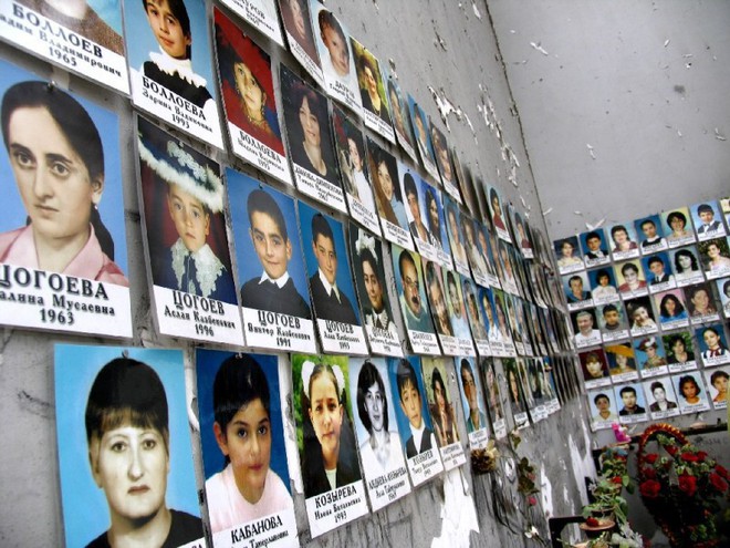 Снимки на загиналите в трагедията в Беслан през 2004 г.