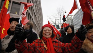 Китайски граждани на парад по улиците на Пекин