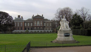 Дворецът Кенсингтън със статуята на кралица Виктория