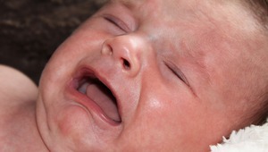 Плачът на бебето е знак за родителите, че то иска нещо