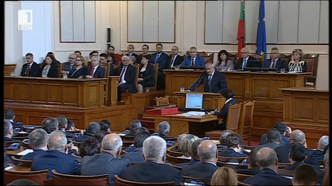 Бойко Борисов представя пред парламента проекта за Министерски съвет