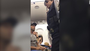 Семейство с две деца свалено от самолет заради скандал