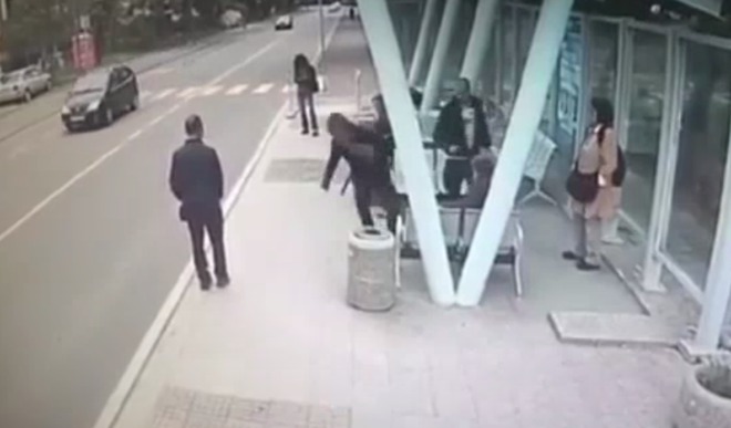 Млад мъж рита възрастна жена на автобусна спирка в Бургас