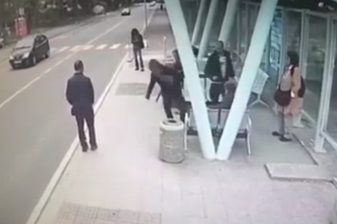 Mlad mazh rita vazrastna zhena na avtobusna spirka v burgas