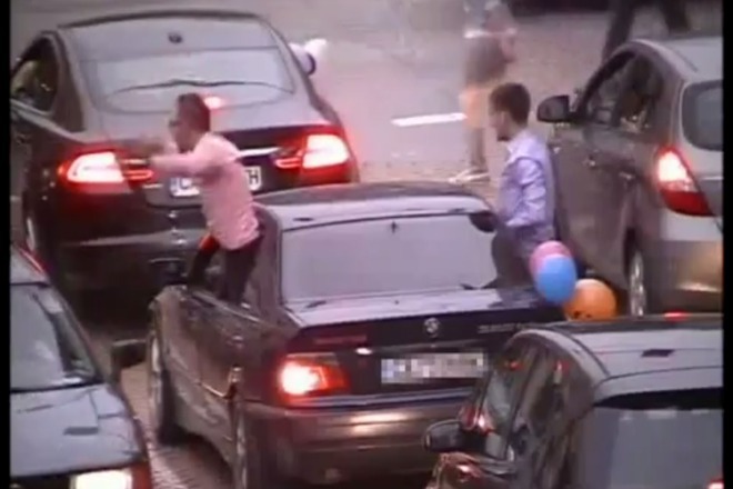 Abiturienti izlizashti ot prozortsite na kolite