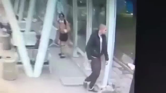 Мъж рита възрастна жена на спирка в Бургас