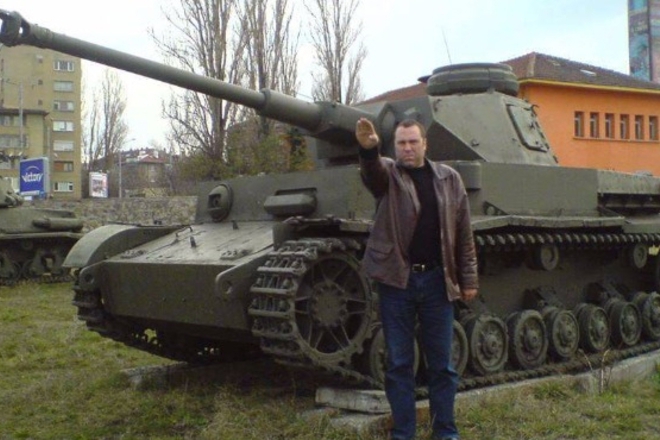 Ivo antonov pozirasht s natsistki pozdrav pred tank