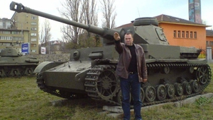 Иво Антонов, позиращ с нацистки поздрав пред танк