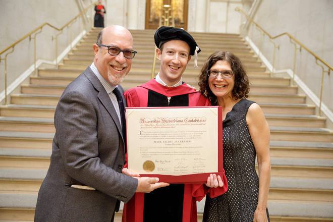 Mark zakarbarg s roditelite si i diplomata ot harvard