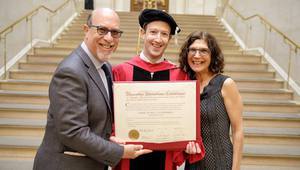 Марк Закърбърг с родителите си и дипломата от Харвард
