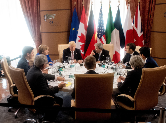 Лидерите от Г7 около кръглата маса в Таормина