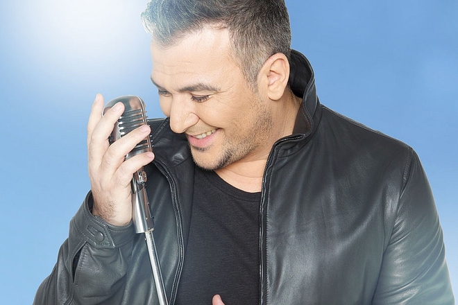 Andonis remos pred mikrofona