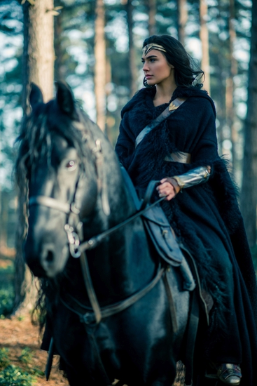 Жената чудо - амазонка на кон