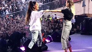 Ариана Гранде и Майли Сайръс на сцената в Манчестър