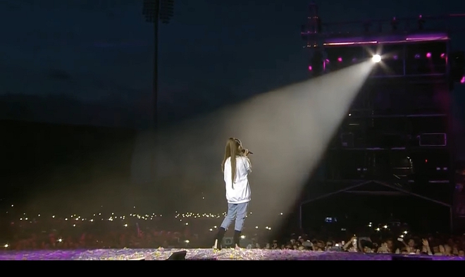 Ариана Гранде пее Over The Rainbow в Манчестър