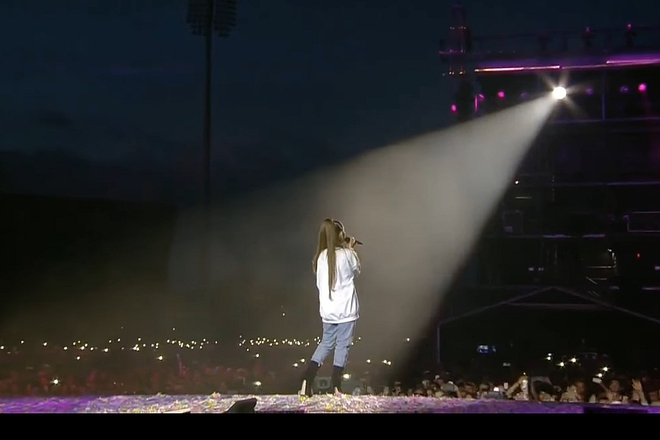 Ariana grande pee over the rainbow v manchestar