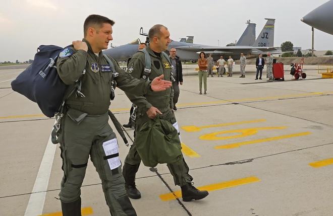 Румен Радев летя с изтребител F-15