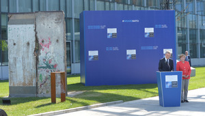 Къс от Берлинската стена в централата на НАТО в Брюксел