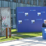 Къс от Берлинската стена в централата на НАТО в Брюксел