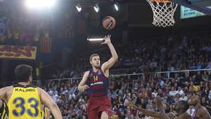 Баскетболистът Александър Везенков в мач за "Барселона"